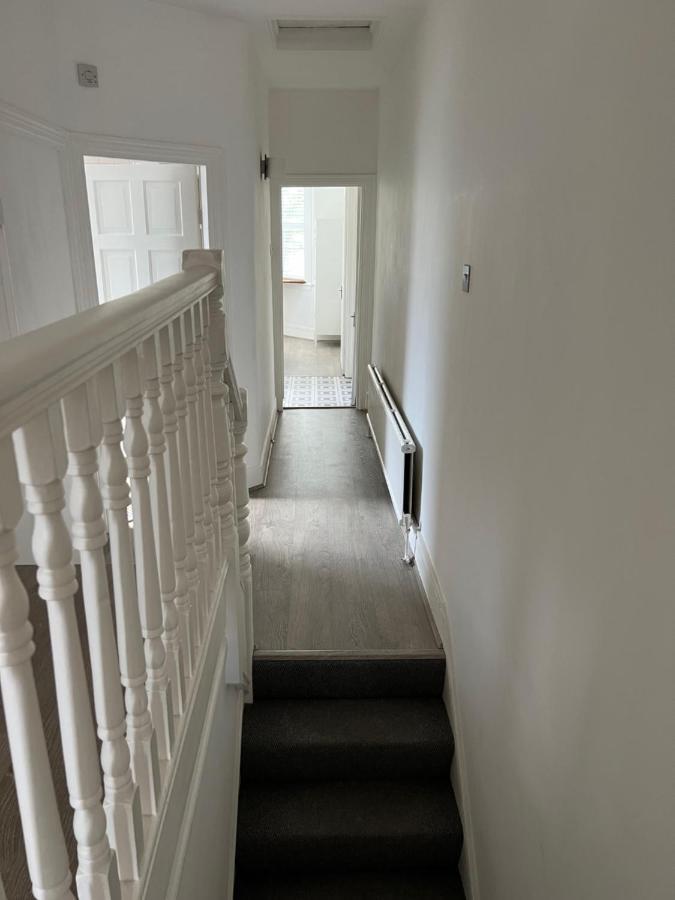 Bright And Stylish 2 Bedroom First Floor Flat London Exterior photo