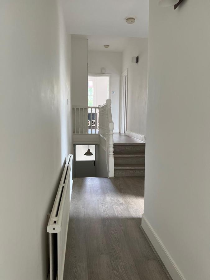 Bright And Stylish 2 Bedroom First Floor Flat London Exterior photo